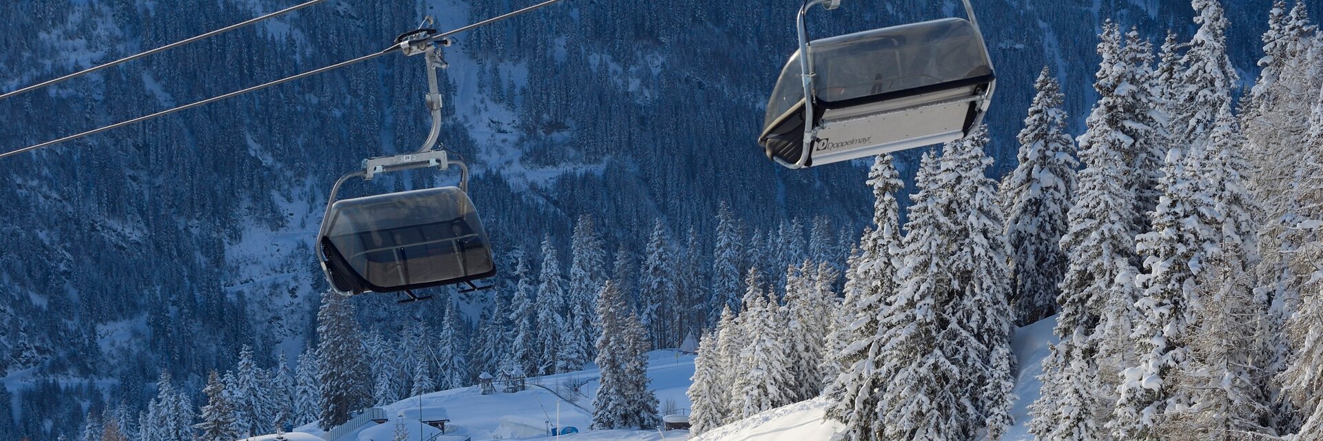 Blick auf die Sesselliftanlage im Skigebiet Kappl an einem sonnigen Wintertag